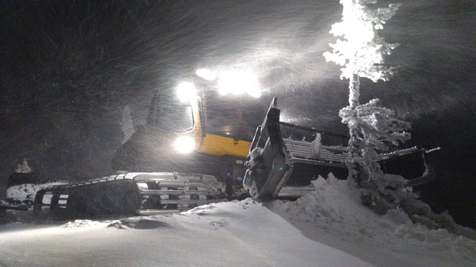 Порой погода не позволяет своевременно подготовить трассы, и тогда наутро все лыжники и сноубордисты, выходящие на склоны Шерегеша, невольно становятся фрирайдерами