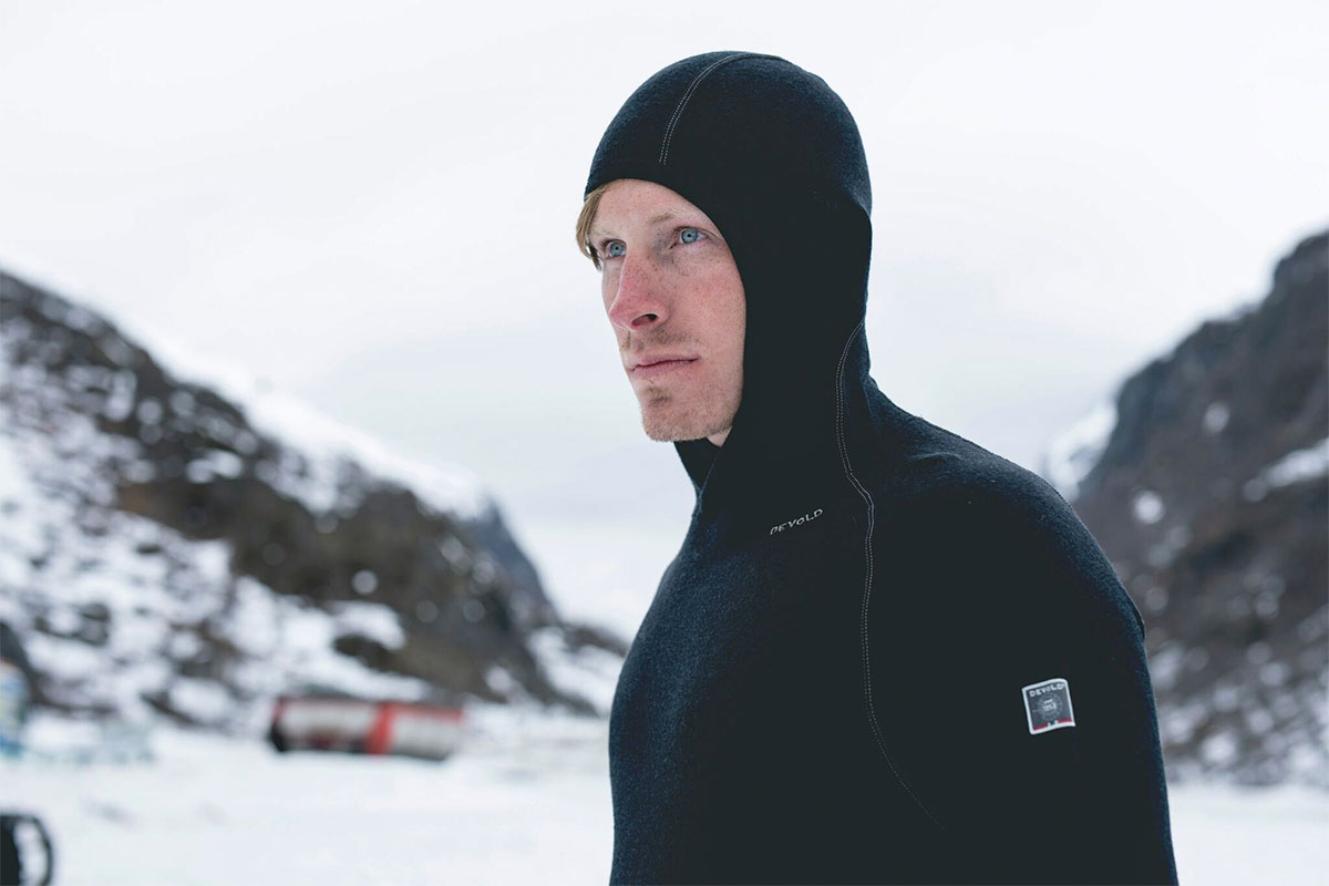 У версии Devold Expedition Hoodie есть капюшон с плотной посадкой, который можно использовать как подшлемник или балаклаву