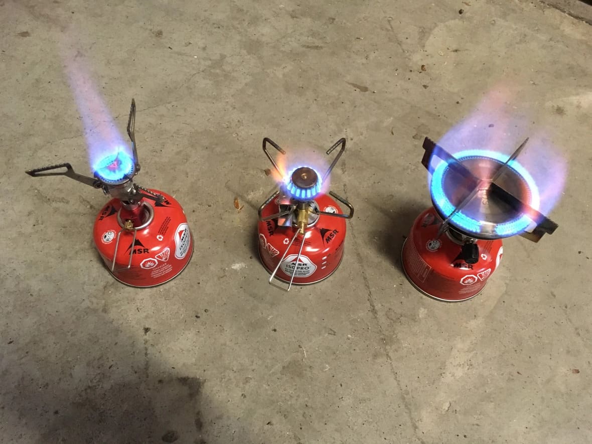 Примеры разных набаллонных горелок. Слева-направо: MSR Pocket Rocket II, Snow Peak Giga Power и Primus Mimer. Pocket Rocket II и Snow Peak Giga Power компактные, лёгкие и мощные: для соло-туристов и небольших групп на 2-3 человека. Mimer тяжёлый, но может выдержать вес котелка на 2,5 литра и быстро его вскипятить, что обеспечит кипятком группу из 4-5 человек. Примеры разных набаллонных горелок. Слева-направо: MSR Pocket Rocket II, Snow Peak Giga Power и Primus Mimer. Pocket Rocket II и Snow Peak Giga Power компактные, лёгкие и мощные: для соло-туристов и небольших групп на 2-3 человека. Mimer тяжёлый, но может выдержать вес котелка на 2,5 литра и быстро его вскипятить, что обеспечит кипятком группу из 4-5 человек.
