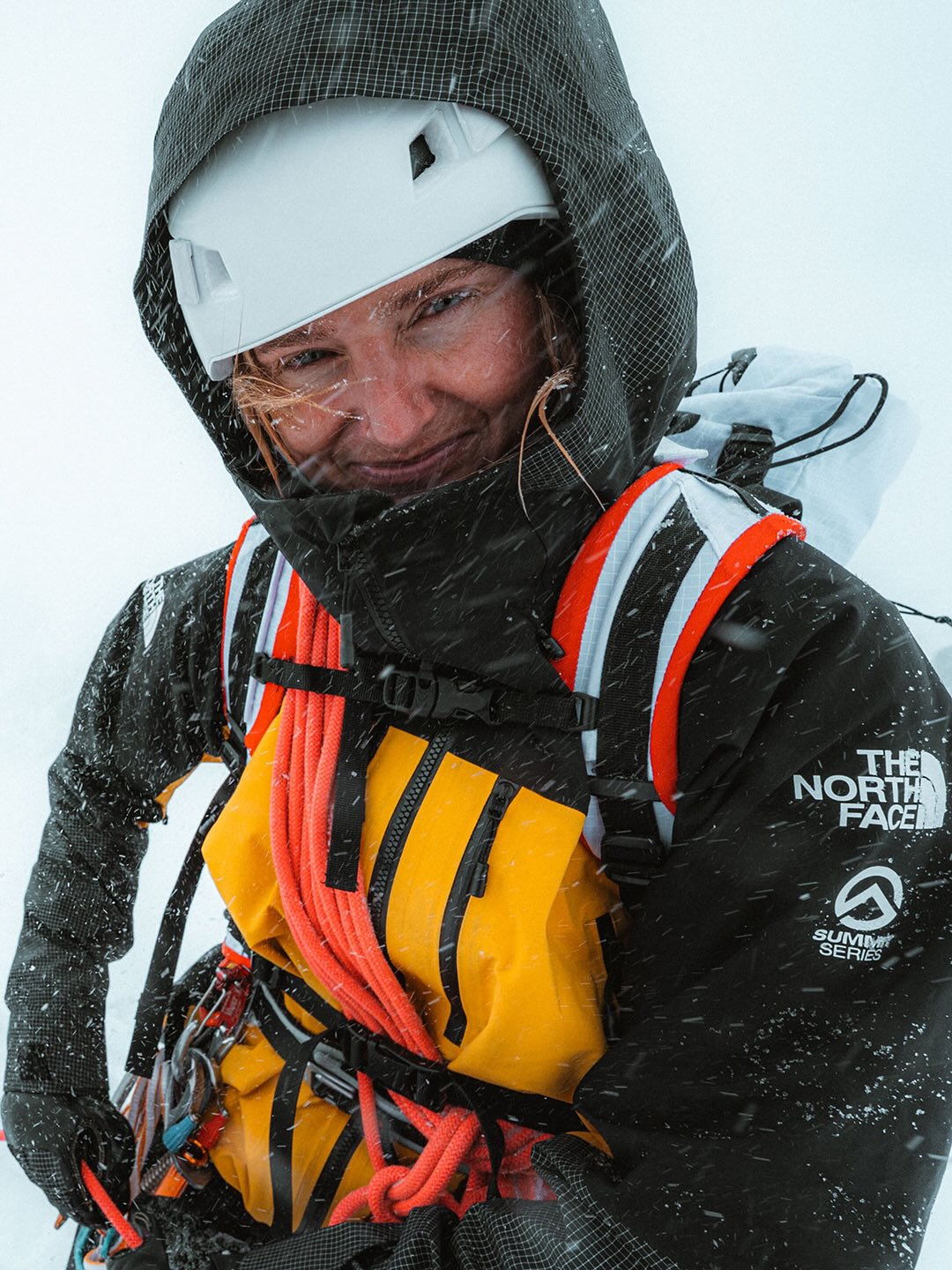 Альпинисты Брит Хэррингтон (Brete Harrington) и Том Лафаль (Tom Lafaille) тестируют комплект The North Face Summit Mountain Gore-Tex Pro во время восхождения на Монблан. Источник: The North Face Альпинисты Брит Хэррингтон (Brete Harrington) и Том Лафаль (Tom Lafaille) тестируют комплект The North Face Summit Mountain Gore-Tex Pro во время восхождения на Монблан. Источник: The North Face