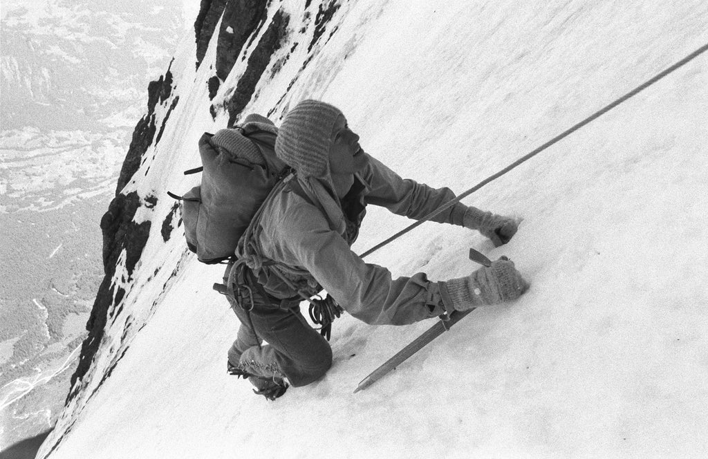 Фрагмент документального фильма «Eigernordwand / Auf den Spuren der Erstbesteiger» 2002 года, в рамках которого альпинисты Stephan Siegrist и Michal Pitelka совершили восхождение по маршруту первовосходителей на северную стену Эйгера 1938 года с применением снаряжения того времени. Источник: grivel.com Фрагмент документального фильма «Eigernordwand / Auf den Spuren der Erstbesteiger» 2002 года, в рамках которого альпинисты Stephan Siegrist и Michal Pitelka совершили восхождение по маршруту первовосходителей на северную стену Эйгера 1938 года с применением снаряжения того времени. Источник: grivel.com