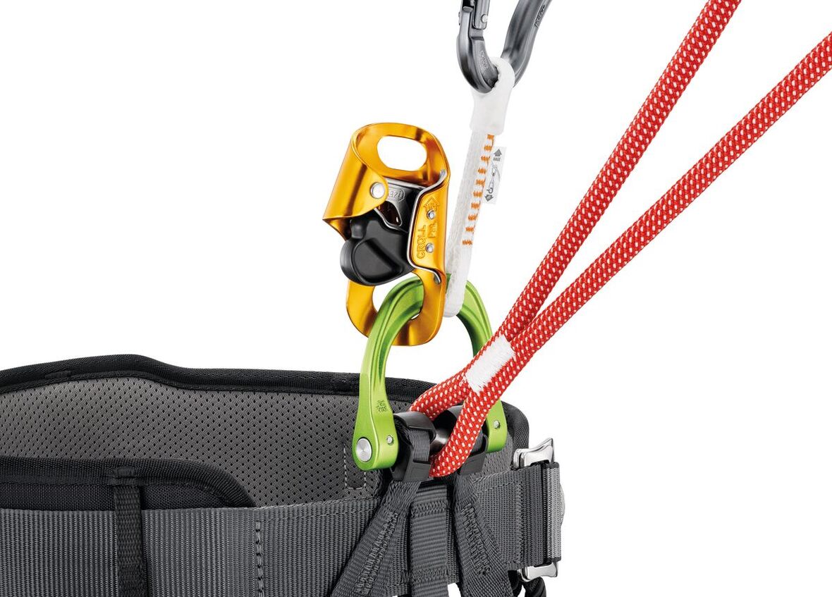 Обвязка Petzl Canyon Guide для спасателей и гидов. На главной соединительной точен стоит разъёмный металлический коуш, который позволяет установить грудной зажим, оттяжку для выноса спускового устройства, усы самостраховки и другие элементы снаряжения напрямую, минуя карабины и узлы. Для грудного зажима это означает еще и более низкую посадку, что увеличивает удобство и скорость подъёма по верёвке Обвязка Petzl Canyon Guide для спасателей и гидов. На главной соединительной точен стоит разъёмный металлический коуш, который позволяет установить грудной зажим, оттяжку для выноса спускового устройства, усы самостраховки и другие элементы снаряжения напрямую, минуя карабины и узлы. Для грудного зажима это означает еще и более низкую посадку, что увеличивает удобство и скорость подъёма по верёвке
