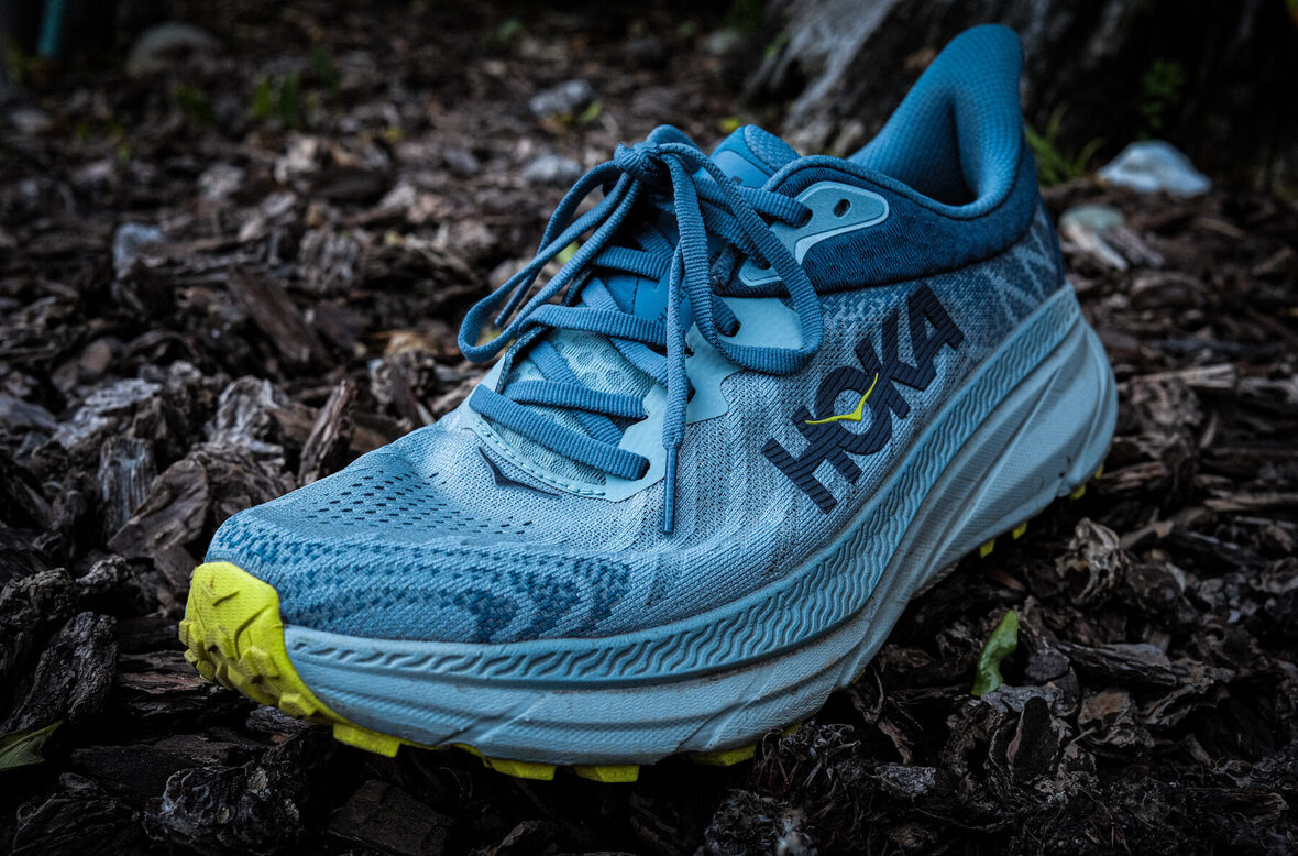 Кроссовки Hoka Challenger внешне мало чем отличаются от шоссейных моделей — их трейловое назначение выдаёт только протектор. Но это делает их удобными для повседневных тренировок в парке и для трейловых дистанций с простым рельефом. Источник: blisterreview.com Кроссовки Hoka Challenger внешне мало чем отличаются от шоссейных моделей — их трейловое назначение выдаёт только протектор. Но это делает их удобными для повседневных тренировок в парке и для трейловых дистанций с простым рельефом. Источник: blisterreview.com