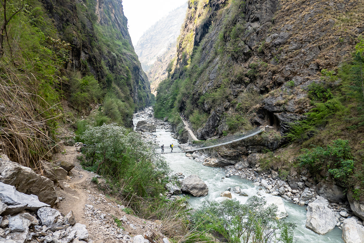 Участок тропы в ущелье Будхи-Гандаки выше Джагата. Здесь маршрут идет по узкому каньону с подвесными мостами и прижимами к скале — один из характерных ранних отрезков пути в сторону Локпы и входа в долину Цум. Фото: Павел Лактюшкин