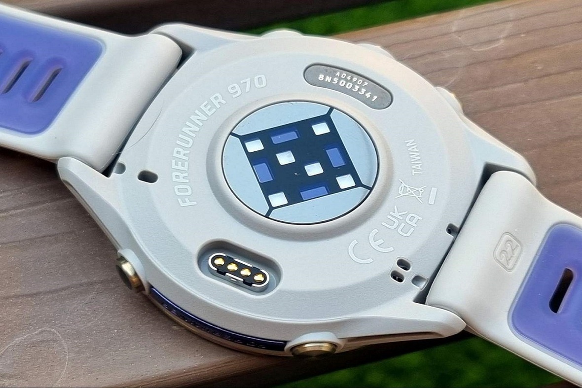 Набор светодиодов на оптическом датчике пульса часов Garmin Forerunner 270. Современные оптические пульсометры по точности измерений максимально приблизились к нагрудным кардиодатчикам. Источник: Runpanel
