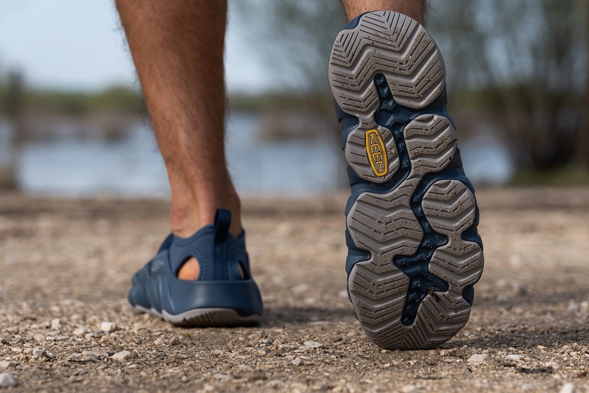 Подошва на сандалиях Keen Hyperport H2 заточена под активных отдых на воде. У неё цепкая резина и множество дренажных каналов для отвода воды. Такое сочетание хорошо работает в каньонинге, где предстоит двигаться по мокрым камням и в SUP-бординге. Источник: runrepeat.com