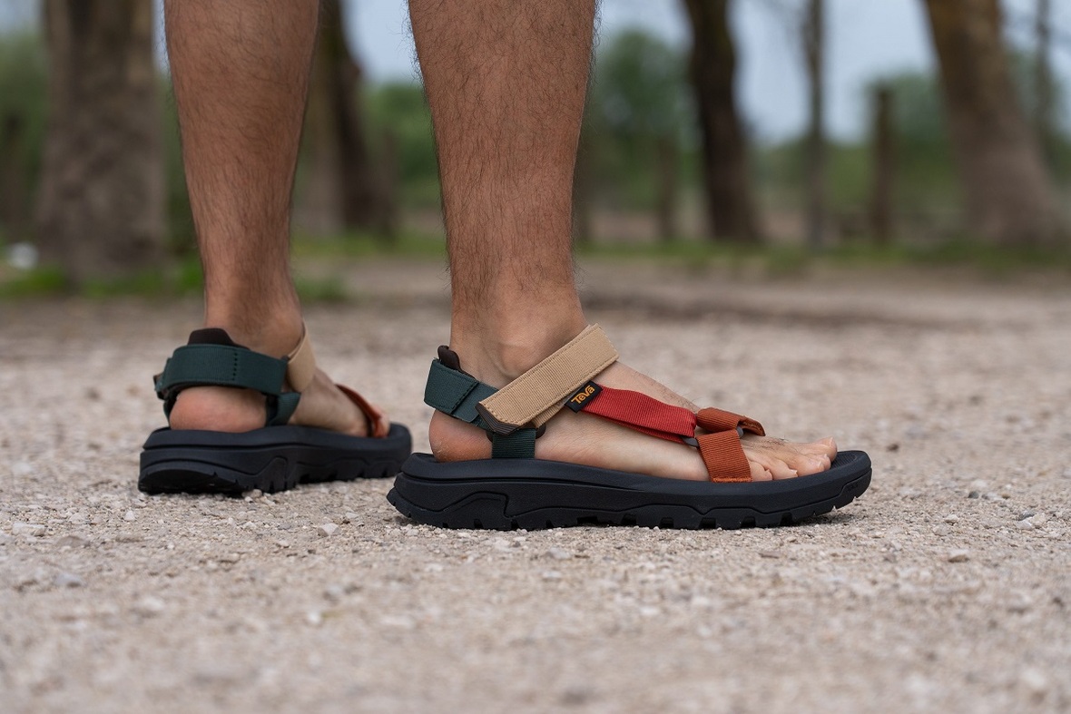 В сандалиях Teva Hurricane упругая подошва с ощутимой поддержкой свода стопы. Внутри неё даже есть пластиковый супинатор, чтобы сандалии меньше изгибались и не скручивались на подъёмах, спусках или когда вы наступаете на корни и камни. Источник: runrepeat.com