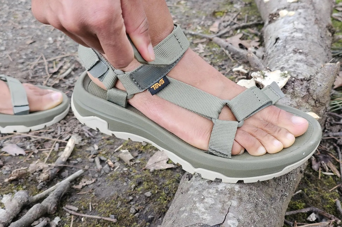 Teva Hurricane — классические сандалии для путешествий. Их ремешки регулируются в трёх точках и точно охватывают стопу вокруг голеностопа и в области мыска. Схожим образом устроен верх большинства спортивных сандалий. Источник: gearjunkie.com