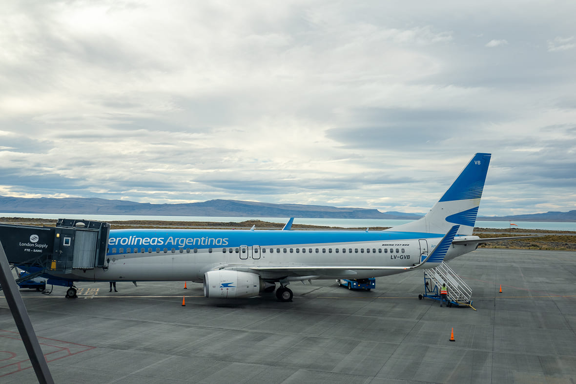 Самолет Aerolíneas Argentinas в аэропорту Эль-Калафате в аргентинской Патагонии. Аэропорт служит главными воздушными воротами для поездок к леднику Перито-Морено и в район Эль-Чальтена