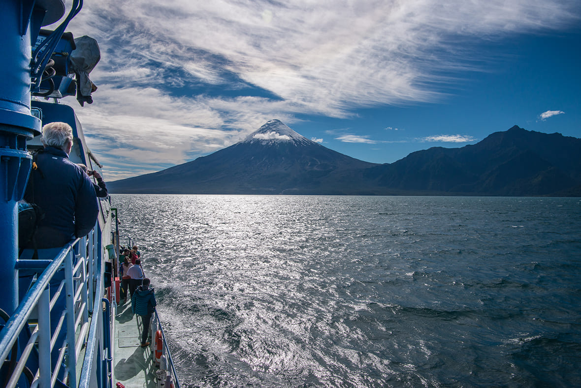 Вулкан Осорно над озером Льянкиуэ (Llanquihue), Чили. Вид с парома между приозёрными городами региона Лос-Лагос. Фото: Павел Лактюшкин