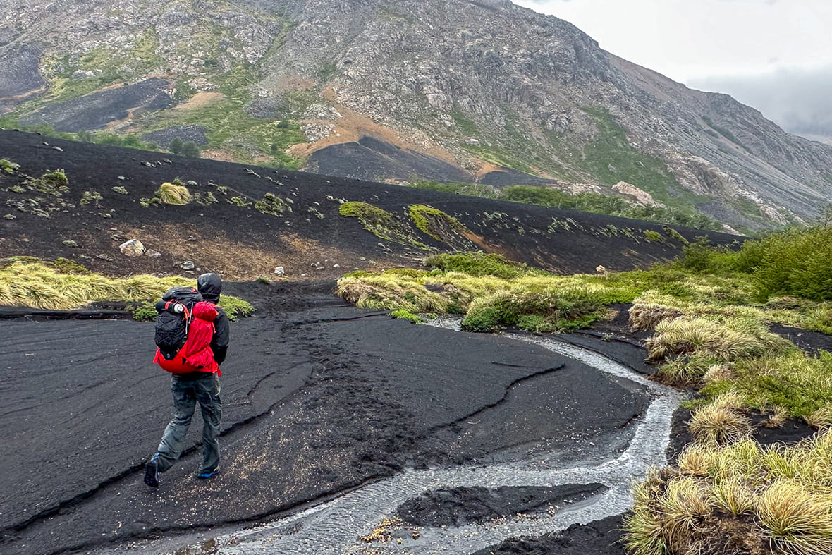 Ручей Дель-Эскориаль пересекает поля черного вулканического песка у подножия Ачен-Нийеу. Фото: Павел Лактюшкин