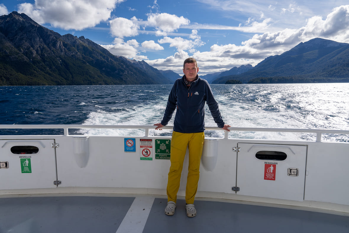 На палубе катамарана в рукаве Блест озера Науэль-Уапи, похожем на окруженный лесистыми горами фьорд. Фото: Дарья Уфимцева