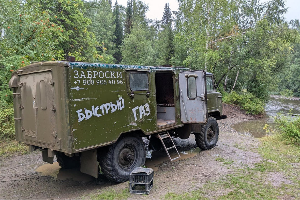 «Быстрый газ» по разбитой лесной дороге с лужами и колеями ехал не быстро: 150 километров за семь часов. Фото: Николай Рымарчук