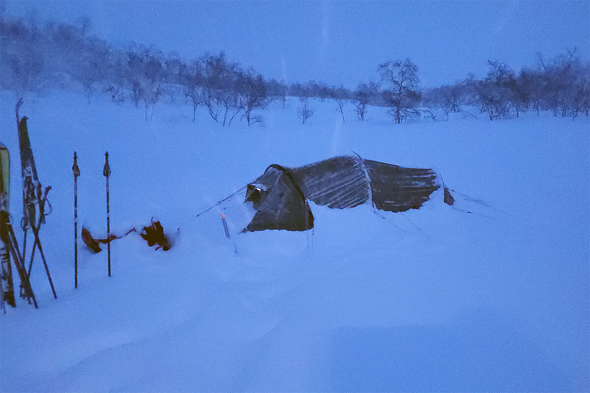 Так палатки замело после первого снегопада