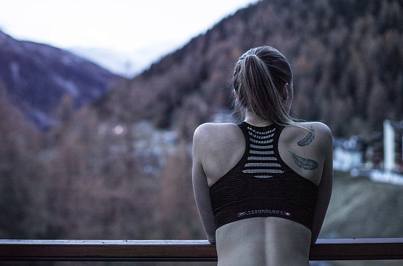 Топ женский X-Bionic Energizer Multisport Bra Black/Pearl Grey - Фото 4 большая