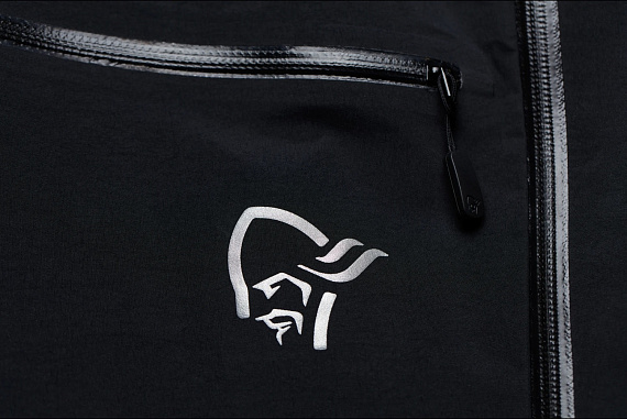 Брюки женские Norrona Trollveggen Gore-Tex Pro Light Caviar - Фото 15 большая