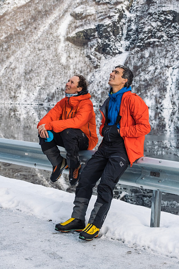 Брюки мужские Norrona Trollveggen Gore-Tex Pro Bib Caviar - Фото 11 большая