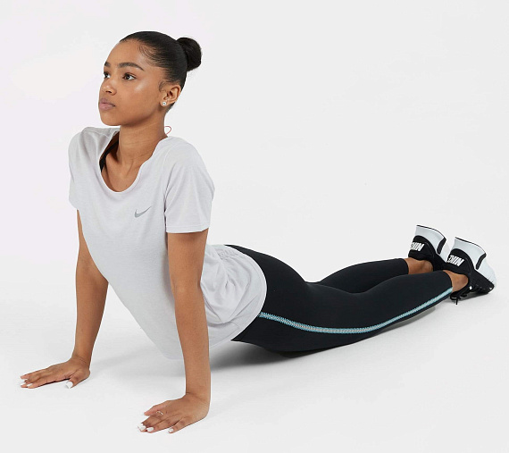 Футболка женская Nike Dri-FIT Run Division Venice/Bright Crimson/Reflective Silver - Фото 2 большая