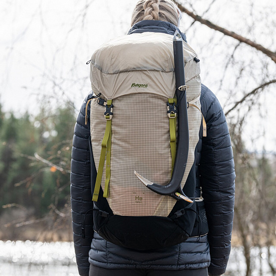Рюкзак женский Bergans Helium V5 55 Chalk Sand/Black/Dark Green Oasis - Фото 2 большая