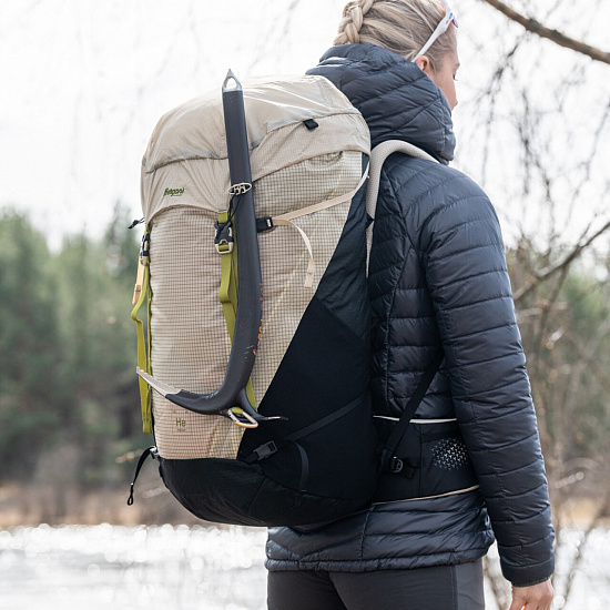 Рюкзак женский Bergans Helium V5 55 Chalk Sand/Black/Dark Green Oasis - Фото 5 большая