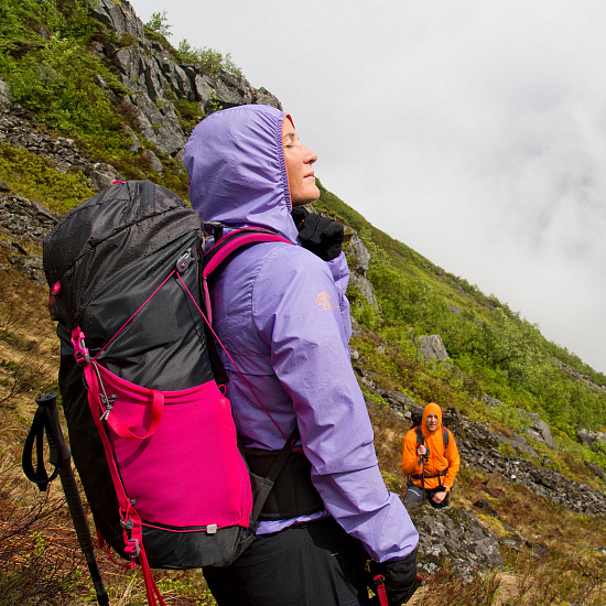 Рюкзак женский Bergans Helium 55 Solid Charcoal/Beet Red - Фото 11 большая