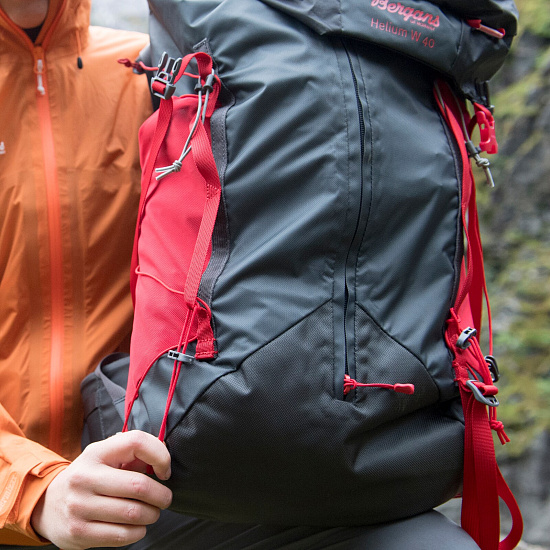 Рюкзак женский Bergans Helium 55 Solid Charcoal/Beet Red - Фото 15 большая