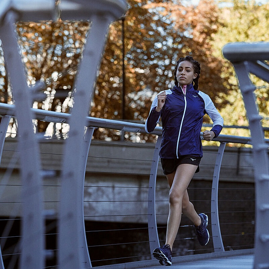 Куртка женская Mizuno Aero WindTop Т.Син - Фото 3 большая