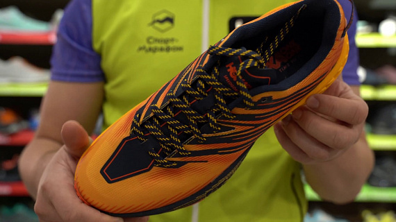Кроссовки мужские Hoka Speedgoat 4 Gold Fusion/Black Iris - Фото 2 большая