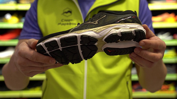 Кроссовки мужские Mizuno Wave Ultima 11 Чер/Зол/Бел - Фото 2 большая